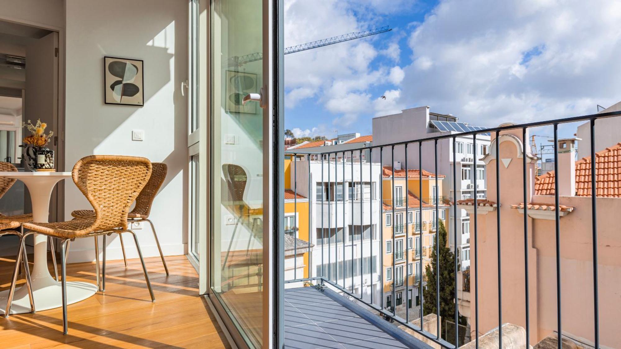 Classy 2bdr House With Balcony By Lovelystay * Lisboa